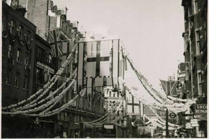 fleet street, city of london, greater london Authority, 1953 en visning av flagg som henger fra bygninger og i sentrum av fleet street, hvorfra dekorasjoner er trukket, for kroningen av elizabeth ii kroningen av elizabeth ii fant sted 2. juni 1953 flaggene som henger langs midten av fleet street på dette fotografiet er flagget til byen london, som har et rødt sverd i det øvre venstre kvartalet av st georges cross artist jr uppington foto av av historiske englandheritage bilder via getty Bilder