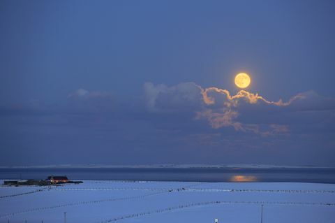En full kald måne og en meteordusj vil lyse opp himmelen denne helgen