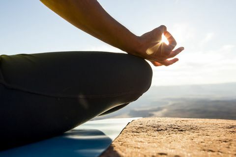 Kvinne mediterer - på nært hold