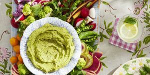 spring crudités bord med hvit bønne og ertedip