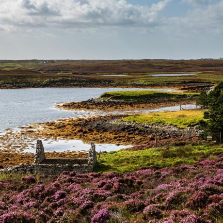 ser ut over loch langais på den hebridiske øya nord uist på en sensommerdag