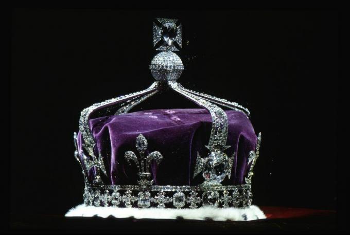 Her er hva som skjer med alle dronningens kroner, tiaraer og uvurderlige juveler