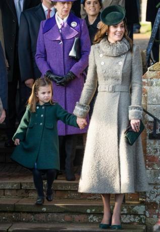 prinsesse charlotte curtsy dronning elizabeth The Royal Family Attend Church 1. juledag