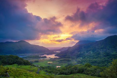 Ladies View av fjell langs N71-delen av Ring of Kerry, i Killarney nasjonalpark, Irland