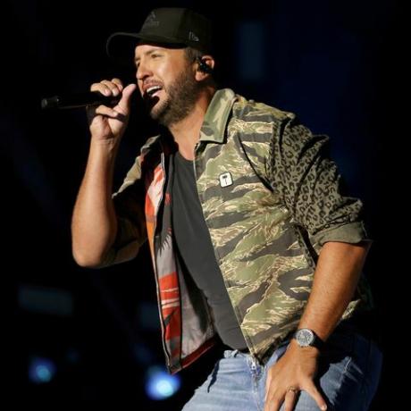 'american idol'-dommer og countrysanger luke bryan faller under konsert mens han er på turné i 2022