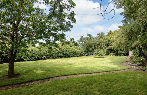 Garden of The Barn House, Shropshire, med stor plen og hagesti