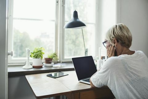 Eldre kvinne på laptop