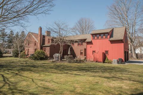 new england saltbox house of Yale grunnlegger