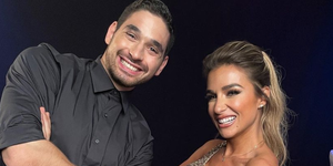 jessie james decker poserer med dans med stjerners partner i gullkjole