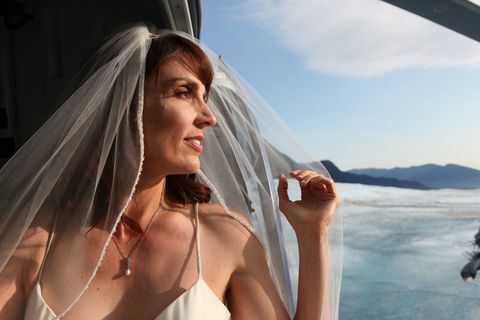 Si ja til kjolen: Alaska Wedding