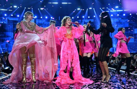 2019 American Music Awards roaming show og backstage