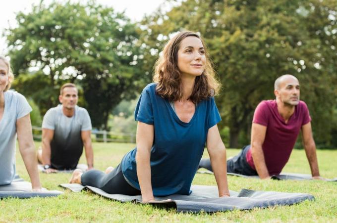 klasse med yoga