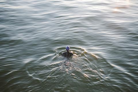 Kvinnelig åpent vann svømmer i havet