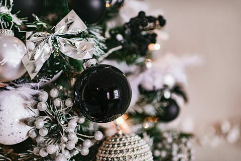 juledekorasjonsbakgrunn, dekorasjon av nyttårstre, julelys og gaver, svart og hvitt og sølv, vinterferie, feiring, julaften, juletre, arrangementer, fest