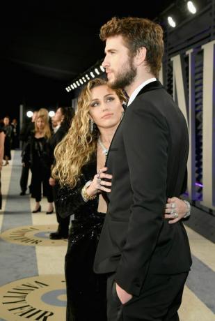Miley Cyrus og Liam Hemsworth viser PDA på Vanity Fair Oscars After Party 2019 Red Carpet