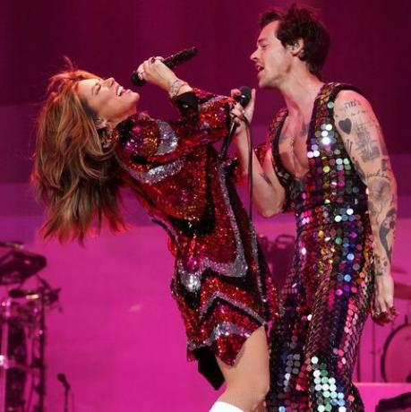 indio, california 15. april l r shania twain og harry styles opptrer på scenen på coachella-scenen i løpet av 2022 coachella valley music and arts festival 15. april 2022 i indio, california foto av kevin mazurgetty bilder for aba