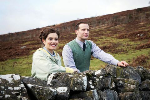 l to r helen alderson spilt av rachel shenton og james herriot spilt av nicholas ralph