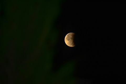 Månen kan sees under en delvis måneformørkelse i ...