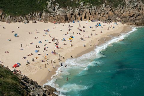 Besøkende suger solen på Porthcurno Beach nær Penzance 28. juni 2018.