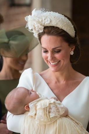 Prins William berømmer prinsesse Charlotte og prins George's Handshaking Skills ved Royal Christening