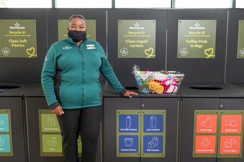 morrisons beveger seg mot Storbritannias første seks " zero waste"-butikker i edinburgh som vil ha muligheten til å operere med zero waste innen 2025, enten fra selve butikken eller fra kundene som handler i den butikken hvis de lykkes, vil " zero waste"-butikkformatet bli rullet ut til alle morrisons 498 butikker over hele Storbritannia i løpet av det neste året om lengre tid sikt, morrisons har som mål å resirkulere alt avfallet det skaper på tvers av alle butikkene innen 2025 vil butikkavfall bestå av myk og hard plast, papp, matavfall, grønt avfall, ppe, pluss bokser, bokser og folier i Morrisons 'zero waste'-butikker, blir det sortert av kolleger på lageret, og deretter samlet inn av en rekke spesialiserte avfallspartnere for resirkulering i Storbritannia