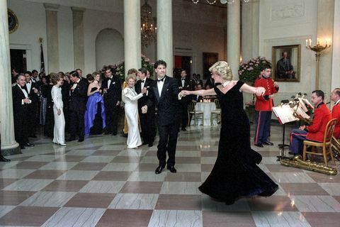 prinsesse diana danser med john travolta i kryssalen på det hvite hus