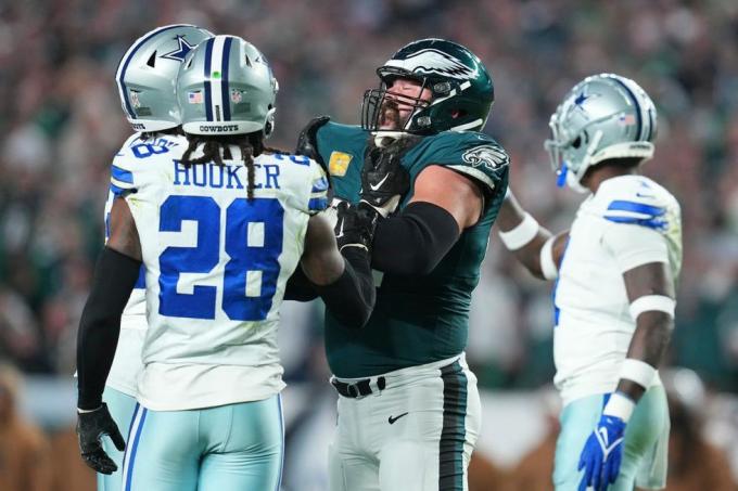 philadelphia, pennsylvania 5. november damone clark 33 av dallas cowboys havner i en krangel med jason kelce 62 av philadelphia eagles på Lincoln Financial Field 5. november 2023 i philadelphia, pennsylvania foto av mitchell leffgetty Bilder