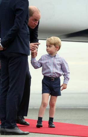 Skummel prins George får Pep-samtale fra prins William da kongefamilien ankommer Polen