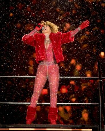 ottawa, den 26. november opptrer shania twain under pauseshowet på den 105. grå cup-mesterskapskampen mellom toronto argonauts and the calgary stampeders på td place stadion 26. november 2017 i ottawa, canada foto av mark hortongetty Bilder