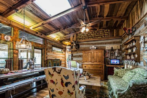 Peek Inside the Coziest Log Farmhouse til salgs i Georgia