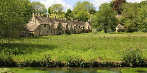 Utsikt, av, Bibury, Gloucestershire, med, vann eng, inn, forgrunn, og, cotswold, bølger 'hytter, bak