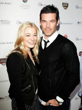 Pasadena, ca. januar 06, sangeren Leann Rimes l og skuespilleren Eddie Cibrian ankommer den offisielle BCS National i 2010 mesterskapsfest holdt på Pasadena kongressenter 6. januar 2010 i Pasadena, California, foto av michael transfilmmagi