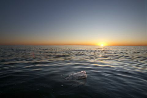 Plastflaske som flyter på havet