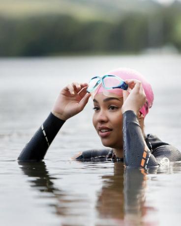 kvinne i cornwall, Storbritannia svømmer i innsjøen