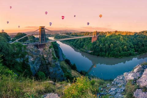 varmluftsballonger over clifton hengebro ved soloppgang