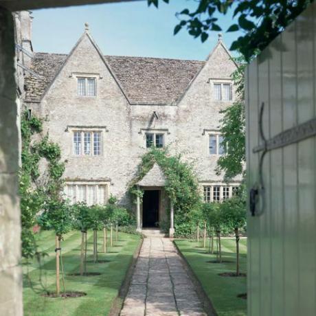 utsikt over forsiden av kelmscott herregård, oxfordshire kelmscott herregård var hjemmet til william morris, den ledende skikkelsen til kunst- og håndverksbevegelse, mellom 1871 og 1896 kunstner ukjent foto av historic graphica collection heritage imagesgetty Bilder