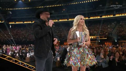 las vegas, nevada mars 07 i dette skjermbildet, l r jason aldean og carrie underwood tar imot prisen for årets singel for hvis jeg ikke elsker deg på scenen under 57th Academy of Country Music Awards på allegiant stadion 7. mars 2022 i Las Vegas, Nevada foto av arturo holmesacma2022getty images for acm