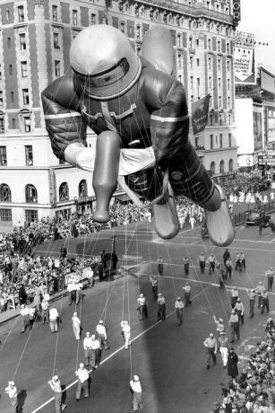 heliumfylt gummirommann, 70 fot høy, på Macys Day parade i 1953