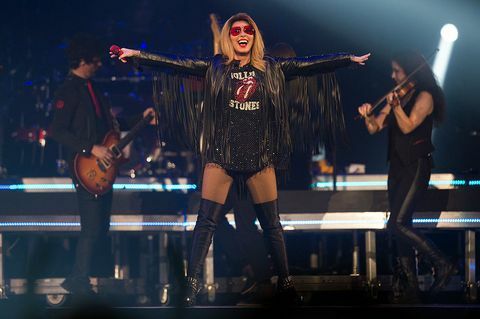 denver, co 14. august jason mowery l og megan mullins opptrer med shania twain under rocken hennes i landet avskjedstur på pepsi-senteret 14. august 2015, i denver, colorado foto av daniel pettythe denver post via getty Bilder