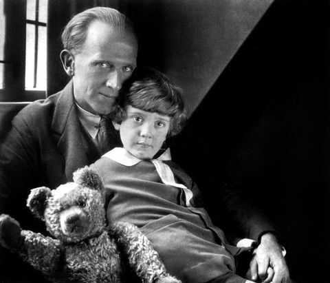 A.A. Milne og sønnen Christopher Robin og bamsen hans i 1926