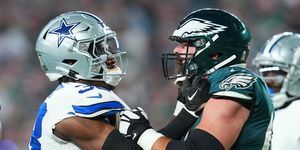 philadelphia, pennsylvania 5. november damone clark 33 av dallas cowboys havner i en krangel med jason kelce 62 av philadelphia eagles på Lincoln Financial Field 5. november 2023 i philadelphia, pennsylvania foto av mitchell leffgetty Bilder