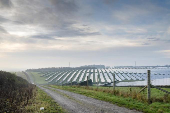 solenerginettsted i hjertet av det engelske landskapet, inngjerdet, med en smal grusvei som går ved siden av inn i jordbruksland