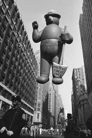 smokey bear balloon på 1966 Macys Thanksgiving Day parade
