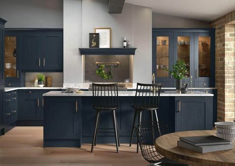 10 kjøkkenfarger som tiltrekker boligkjøpere mørkeblått
