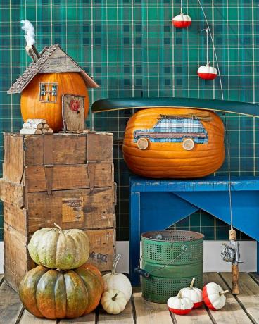 hytte, vognmann, fishing bobs gresskar display avbildet med trekasser, rustikk blå benk, fiskestang, grønt rutetapet
