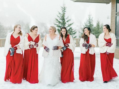jule bryllup ideer røde brudepike kjoler