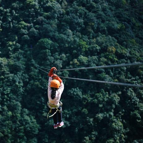 jente zip lining i fjellet