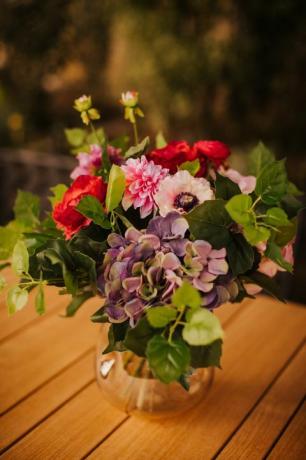 blomster i vase på bordet