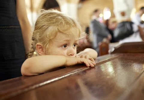 ung jente i kirken