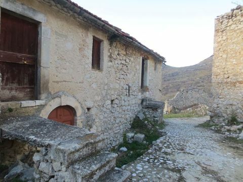 Rustikk italiensk landsby i idylliske landlige omgivelser blir solgt